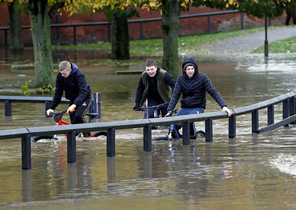 Povodně v Anglii trvají už několik dní, pršet bude dál, (13.11.2019).