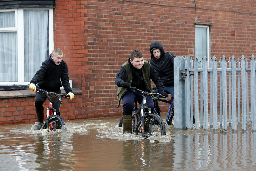 Povodně v Anglii trvají už několik dní, pršet bude dál, (13.11.2019).