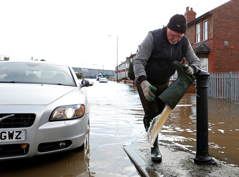 Povodně v Anglii trvají už několik dní, pršet bude dál. (13. 11. 2019)