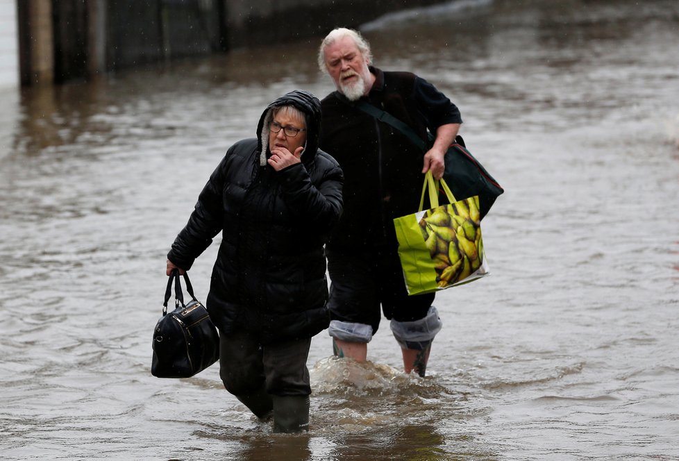 Povodně v Anglii trvají už několik dní, pršet bude dál. (13. 11. 2019)