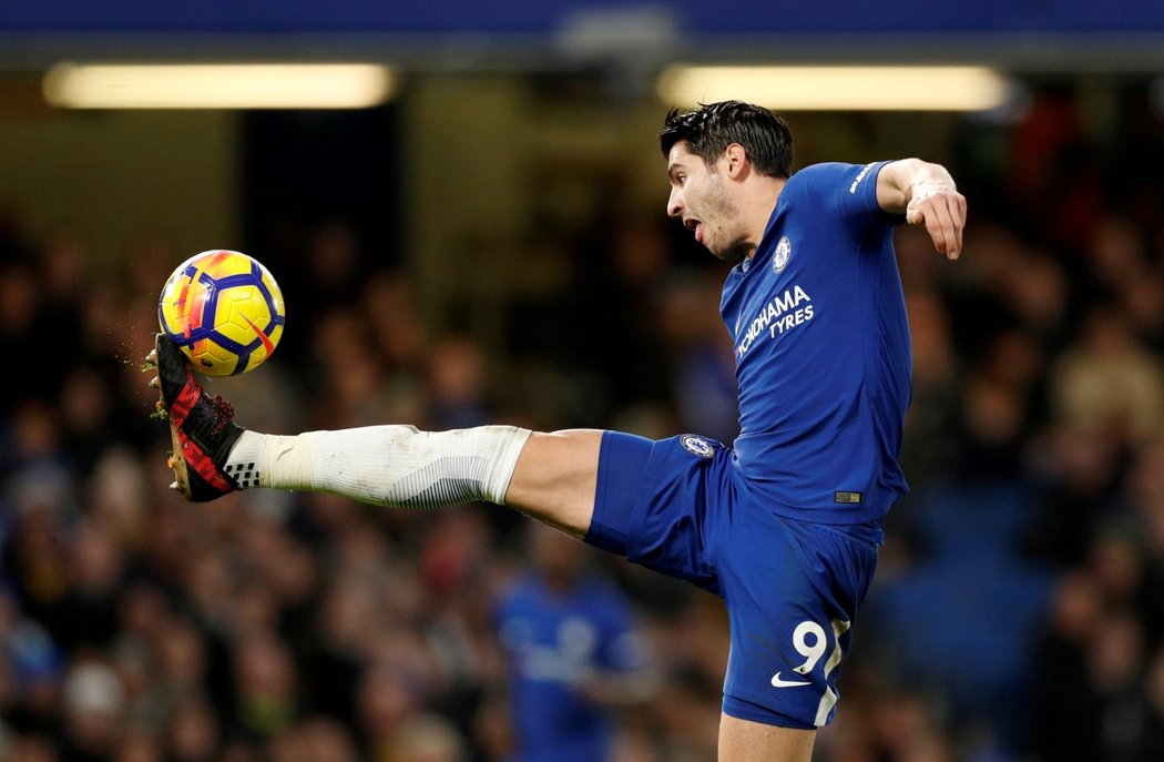 Alvaro Morata si zpracovává těžký míč