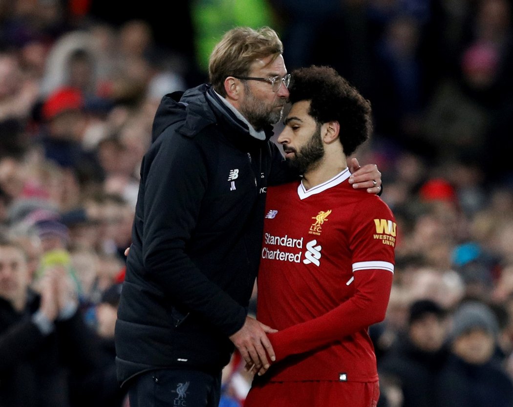 Jurgen Klopp a Mohamed Salah, který byl pro Liverpool dnes opět hrdinou při výhře 2:1 nad Leicesterem