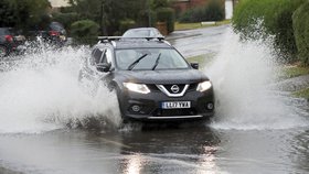 Chaos v Anglii: Přívalové deště způsobily záplavy a problémy s dopravou.