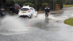 Chaos v Anglii: Přívalové deště způsobily záplavy a problémy s dopravou.