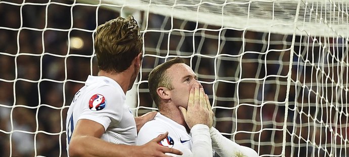 Útočník Wayne Rooney slaví svůj rekordní 50. gól v dresu Anglie