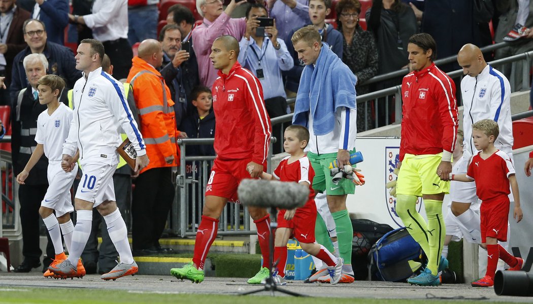 Kapitán Anglie Wayne Rooney nastupoval na hřiště se synem Davida Beckhama Romeem