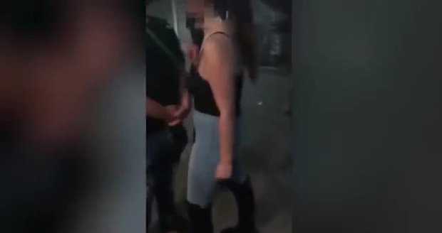 VIDEO: Mladík (20) si vybíjel zlost na dívce (18) před nočním klubem. Ta skončila v kaluži krve!
