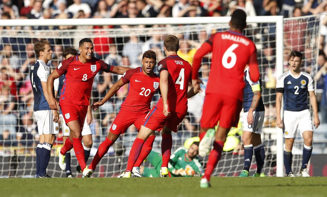 Fotbalisté Anglie slaví gól proti Skotsku
