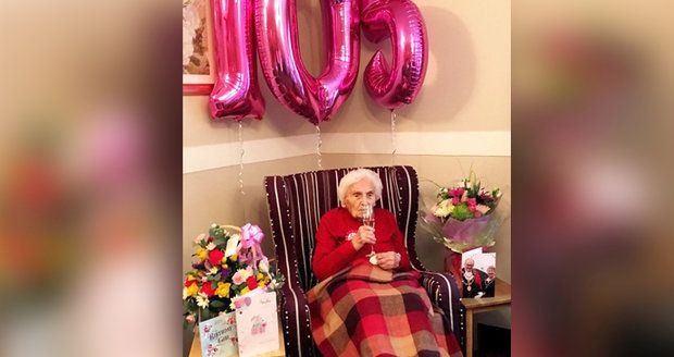 Je mi 105 a tady je můj recept na dlouhověkost! Babička plná energie oslavila narozeniny