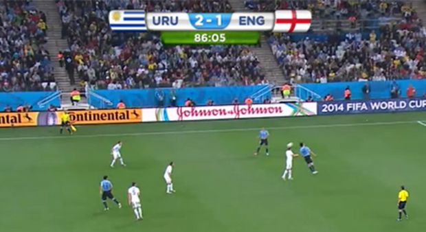Smolná hlavička Stevena Gerrarda pomohla uruguayskému útočníkovi Luisi Suárezovi k druhé brance. Smolná hlavička Stevena Gerrarda pomohla uruguayskému útočníkovi Luisi Suárezovi k druhé brance.
