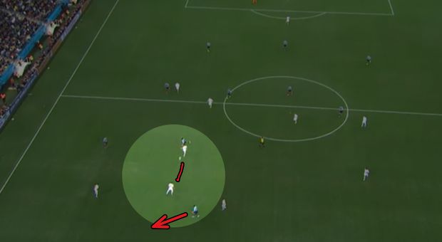 Phil Jagielka se vysunul a právě jeho přeletěla nešťastná hlavička Stevena Gerrarda. Za Jagielkovými zády se rozběhl Suárez. Phil Jagielka se vysunul a právě jeho přeletěla nešťastná hlavička Stevena Gerrarda. Za Jagielkovými zády se rozběhl Suárez.