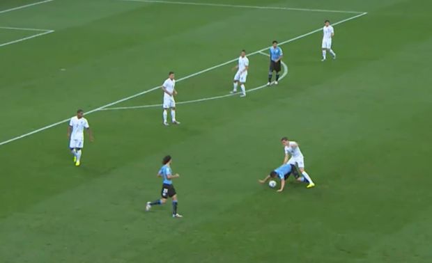 Anglický záložník Henderson nedůrazně bránil Rodrígueze. Ten sice dvakrát upadl, přesto mu balon nevzal. Následovala velká šance útočníka Cavaniho. Anglický záložník Henderson nedůrazně bránil Rodrígueze. Ten sice dvakrát upadl, přesto mu balon nevzal. Následovala velká šance útočníka Cavaniho.