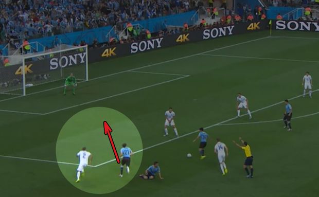 Glen Johnson nezachytil pohyb Cavaniho a odbyl jeho bránění. Anglie měla velké štěstí, že uruguayský útočník obrovskou šanci zazdil. Glen Johnson nezachytil pohyb Cavaniho a odbyl jeho bránění. Anglie měla velké štěstí, že uruguayský útočník obrovskou šanci zazdil.