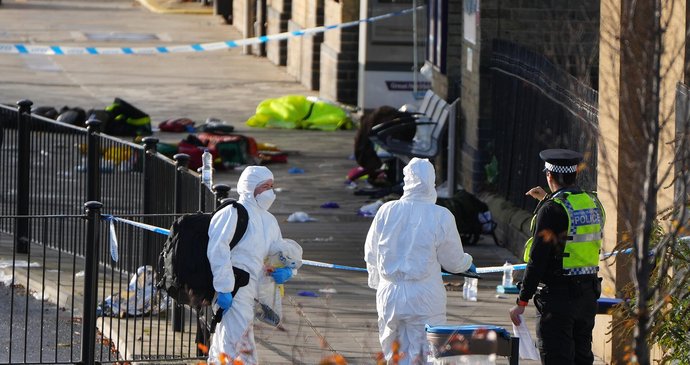 Dva muži zaútočili na cestující ve vlaku na východě Anglie. Případ vyšetřuje policie