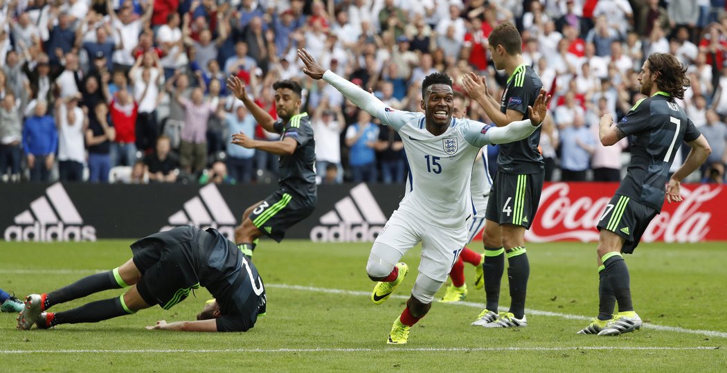 Útočník Anglie Daniel Sturridge slaví rozhodující gól proti Walesu