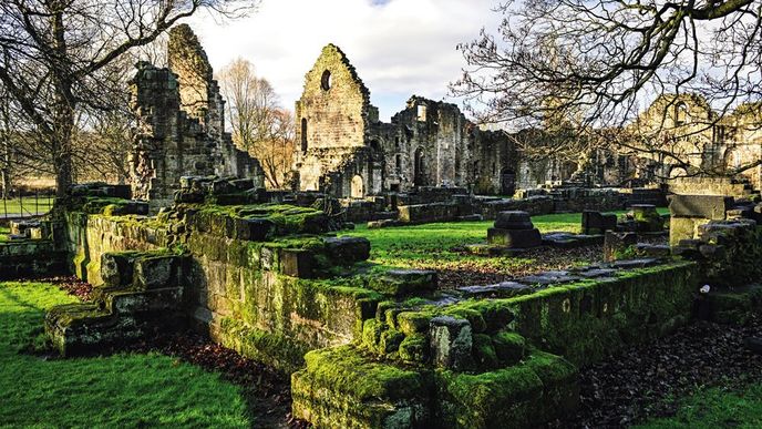 Kirkstall Abbey vzniklo už ve dvanáctém století, zrušit je nechal o čtyři sta let později Jindřich VIII.