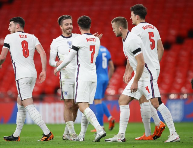 Fotbalisté Anglie se radují ze vstřelené branky v zápase s Islandem