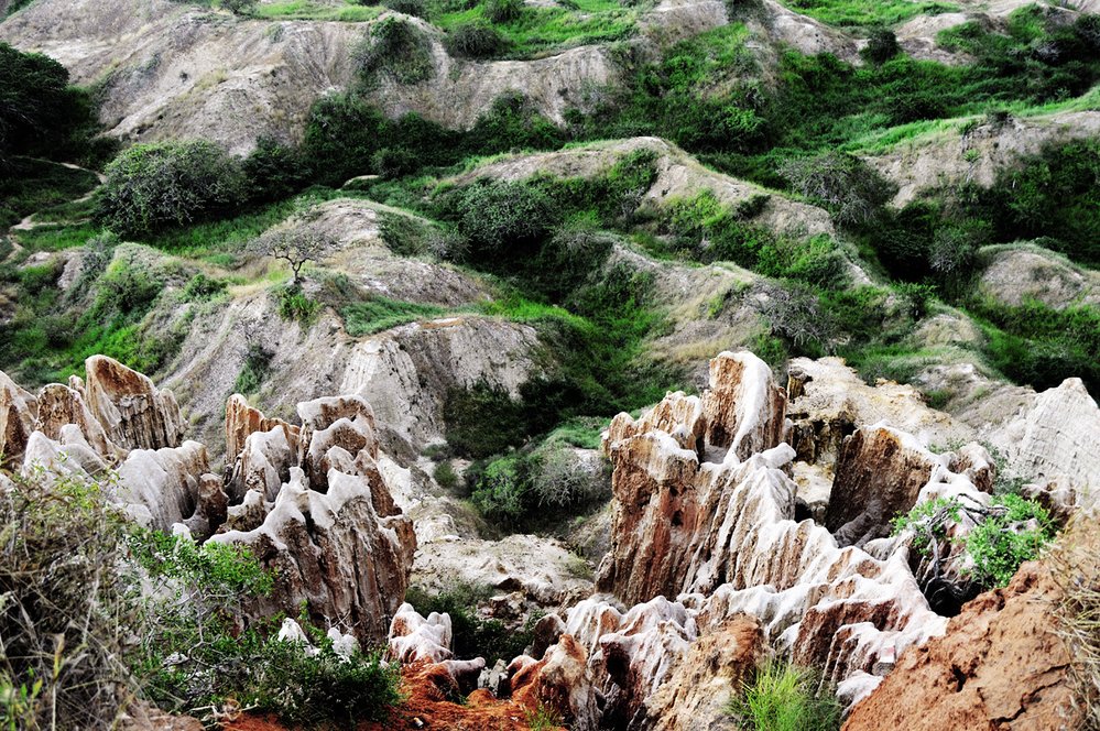 Oblast Miradouro da Lua je přírodní úkaz erozí zbarvených útesů