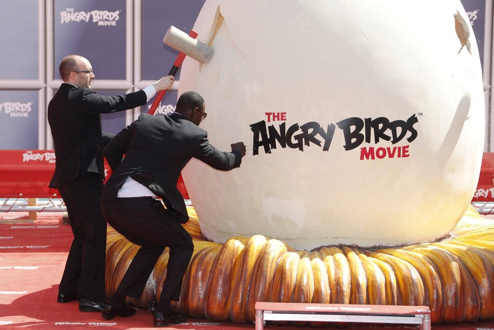 Producent John Cohen a francouzský herec Omar Sy během oficiálního focení ve francouzském Cannes.