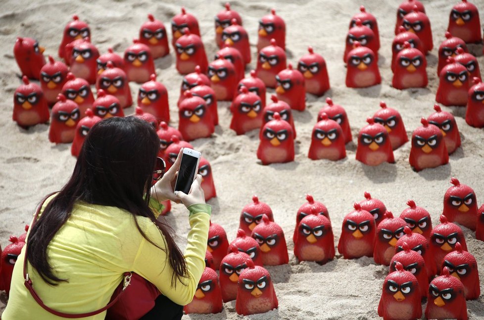 Návštěvníci Cannes si v rámci filmového festivalu fotí postavičky Angry Birds.