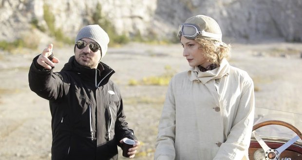 Režisér Biser Arichtev dává pokyny Anně Fialové.
