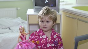 Anička (3), kterou chtěla otrávit fridexem její matka Anna J. (22), začíná vnímat, že je něco špatně.