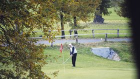 Miloš Janatka odpaluje míček na golfovém hřišti v Terezíně.