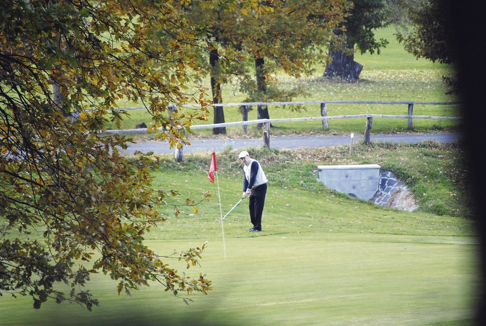 Miloš Janatka odpaluje míček na golfovém hřišti v Terezíně.