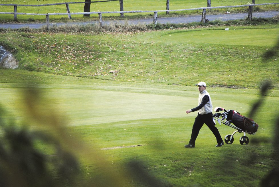 Otec Aničky se přijel na golf odreagovat