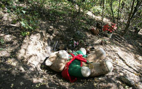 Policie původně jako místo nálezu těla Aničky označila toto místo. Dnes tam leží plyšový medvěd.