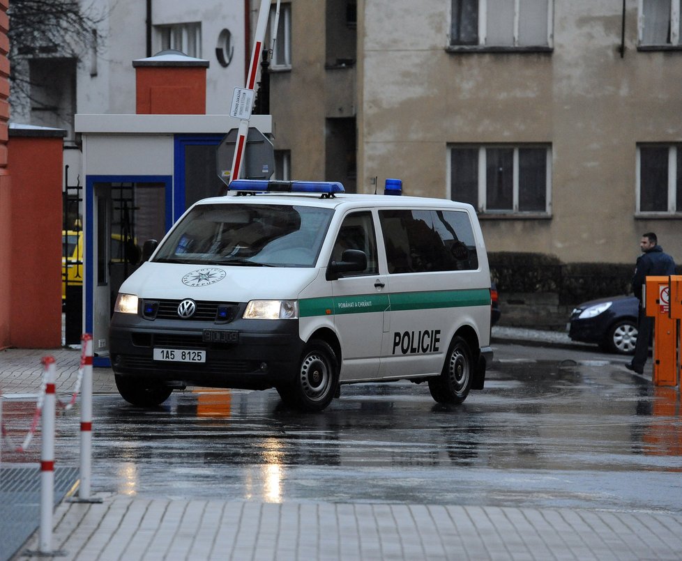 Policejní vůz přivážející obviněného Otu T. k soudu.