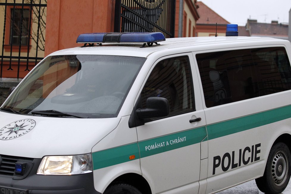 Policejní vůz přivážející obviněného Otu T. k soudu.