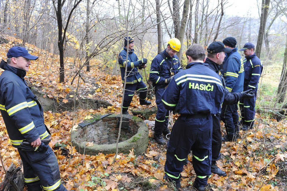 Hasiči prohledávali také mnoho studní