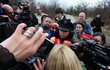 Novináři zpovídají policejní mluvčí Andreu Zoulovou v pražské Troji, kde bylo 16. března nalezeno tělo.