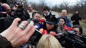 Novináři zpovídají policejní mluvčí Andreu Zoulovou v pražské Troji, kde bylo 16. března nalezeno tělo.
