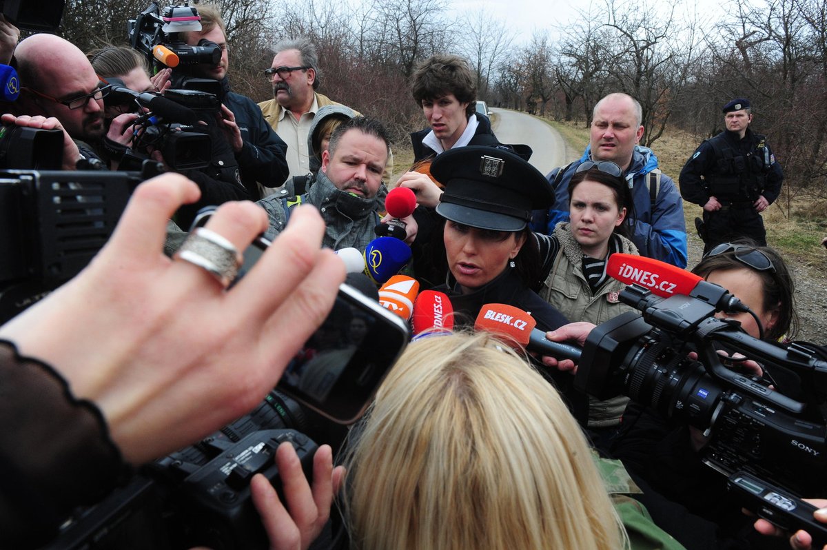 Novináři zpovídají policejní mluvčí Andreu Zoulovou v pražské Troji, kde bylo 16. března nalezeno tělo.