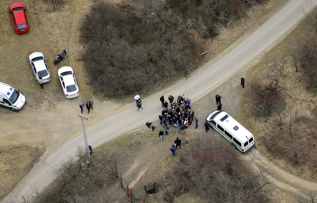 Novináři zpovídají policejní mluvčí Andreu Zoulovou.