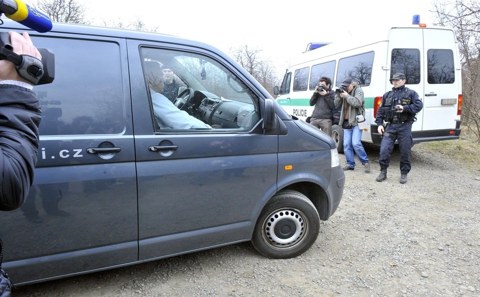 Pohřební služba vyzvedla tělo nalezené v Troji.