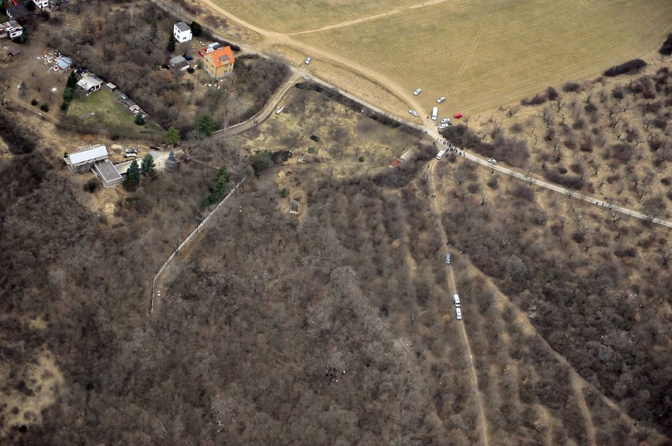 Policisté v oblasti Troji při nálezu Aničky.