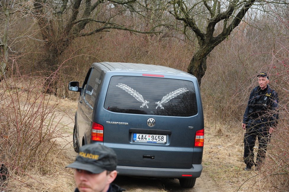 Pohřební vůz odvezl ostatky dívky.