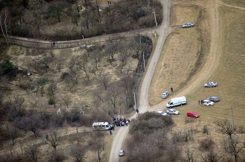 Policisté v oblasti Troji při nálezu Aničky.