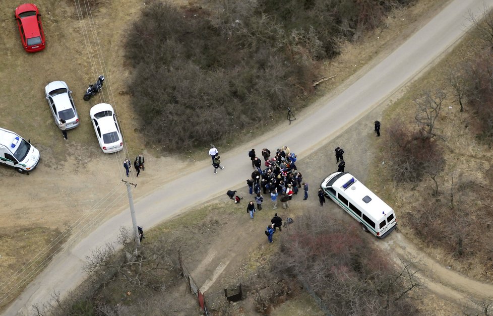 Policisté v oblasti Troji při nálezu Aničky.