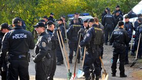 V pátrání po zmizelé Aničce v sobotu pokračují desítky policistů. Opět jsou vybavení kopacím nářadím