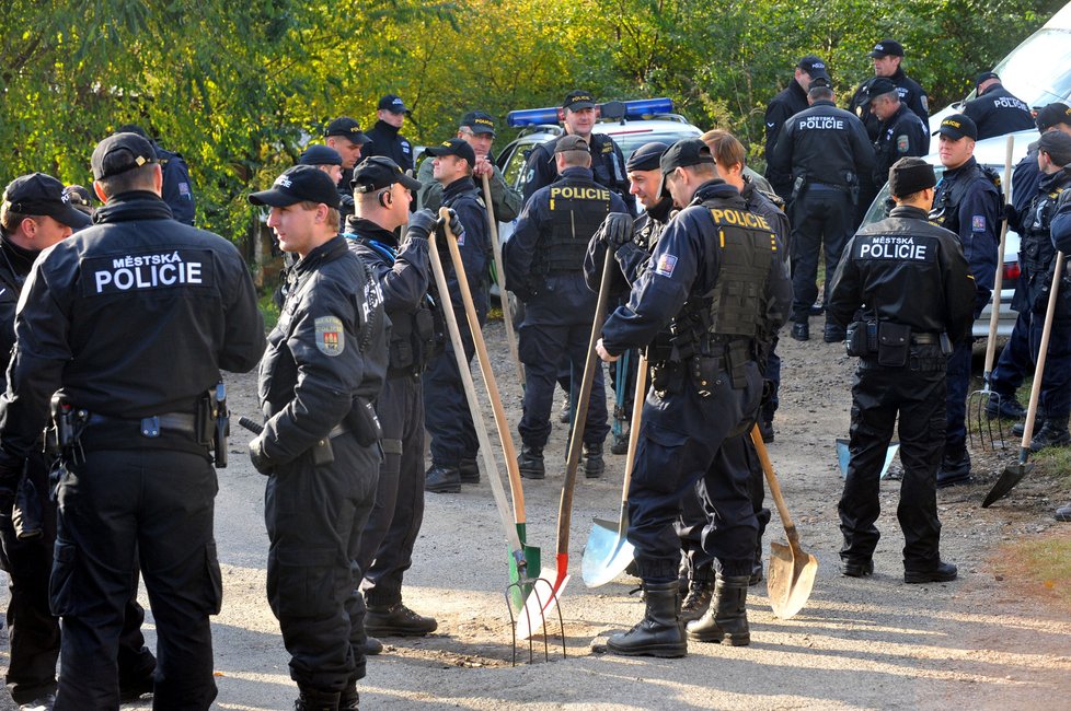 V pátrání po zmizelé Aničce pokračovaly desítky policistů