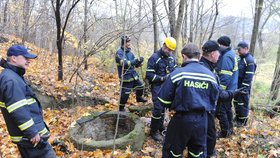 Hasiči a policisté pročesávali nepřístupný terén několik dnů, Aničku našli až na jaře