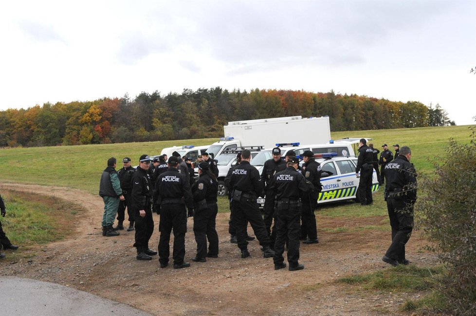 Do pátrání byly nasazeny desítky policistů.