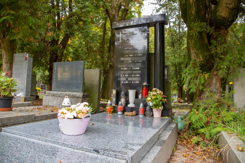 Hrob, kde je uložena Anička Janatková.