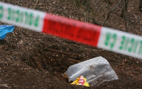 V této jámě se nacházely ostatky dětského těla.
