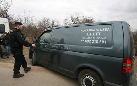 Pohřební vůz, který odpoledne přijel do pražské Troje pro ostatky.