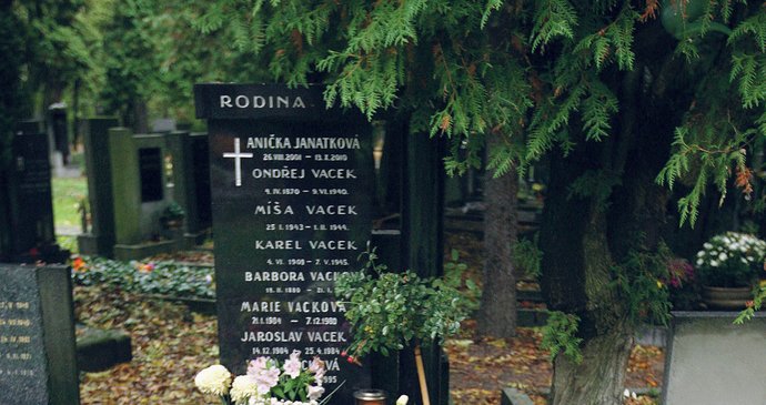 Říjen 2011: Čerstvé květiny, hořící svíčky, hračky… Památku zavražděné holčičky přišla uctít nejen rodina, ale i cizí lidé.